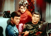 Als Spocks Vater Sarek (Mark Lenard, r.) verdächtigt wird, einen Mord begangen zu haben, erleidet er einen Herzanfall. Seine Frau Emily (Jane Wyatt, M.) ruft sofort Dr. McCoy (DeForest Kelley, l.) zu Hilfe...