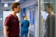 Chicago Med Staffel 6 Folge 1 Beobachtet einen kritischen Patienten: Nick Gehlfuss als Dr. Will Halstead