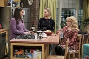 Girlsnight: Können Amy (Mayim Bialik, l.) und Bernadette (Melissa Rauch, r.) Penny (Kaley Cuoco, M.) bei ihren Liebes-Problemen mit Leonard weiterhelfen?