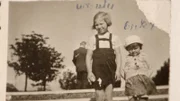 Ursula Dorn 1940 mit ihrer kleinen Schwester Erika. Ursula Dorn, Kriegskind aus Königsberg, berichtet von ihrem Überleben im Wald auf der Flucht vor sowjetischen Rache- und Gewaltexzessen und der Hungersnot.