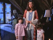 Patty Halliwell (Finola Hughes, M.) steht plötzlich ihren erwachsenen Töchtern gegenüber. Das kann eigentlich nicht sein, denn Prue (Emmalee Thompson, l.) und Piper (Megan Corletto, r.), die sie an der Hand hält, sind noch Kinder, und Phoebe ist noch gar nicht geboren.