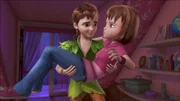 Wendy wird von Peter Pan auf Händen getragen.