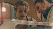 Lena (Jessica Lord, li.) entdeckt immer wieder neue Dinge in der modernen Welt. Sie isst zusammen mit Ines (Eubha Akilade, re.) zum ersten Mal Pizza!