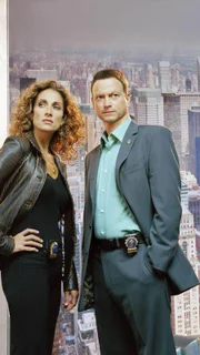 Detective Stella Bonasera (Melina Kanakaredes), Detective Mac Taylor (Gary Sinise).