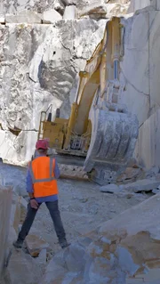 Bulldozer im Marmorbruch