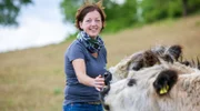 Barbara Grimm mit ihren Galloway Rindern