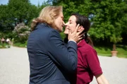 Carolin (Katrin Anne Heß, r.) macht Michael (Erich Altenkopf, l.) ein Liebesgeständnis.