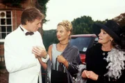 Beim alljährlichen Sommerball von Mrs. Manning (Maria Perschy, re.) trifft Allyssa (Nina Bagusat) den reichen Hotelbesitzer Stephen Sutton (Albert Fortell), der ihr scheinbar uneigennützig einen Ausbildungsplatz in seinem Chateau-Hotel anbietet.
