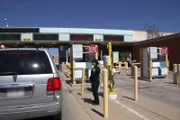 Ein CBP-Beamter patrouilliert in El Paso, Texas, auf den Fahrspuren vor dem Grenzübergang, während Reisende versuchen, die Grenze zu passieren. (National Geographic für Disney)