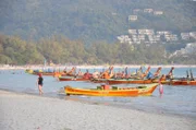 Boote am Kata Beach in Phuket, Thailand.