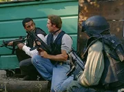 Agent Wagner (Harry J. Lennix, l.) und Steve (Barry Van Dyke, M.) bereiten den Sturm auf das Versteck der Terroristen vor ...