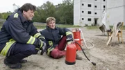 Löschübung abgeschlossen, Fritz (Guido Hammesfahr) lernt von Feuerwehrmann Jakob Schnellinger (Hans-Jochen Wagner), was zu tun ist, wenn es brennt.