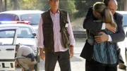 D. B. Russell (Ted Danson) beobachtet, wie Conrad Ecklie (Marc Vann) erleichtert seine Tochter Morgan (Elisabeth Harnois) in die Arme schließt - beinahe hätte er sie verloren...