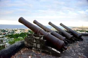 Französische Kanonen an der Küste der Insel La Réunion im Indischen Ozean. Hier machte der Pirat Olivier Le Vasseur die größte Beute in der Geschichte der Piraterie.