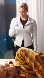 In der Notaufnahme wurde Calvin Joyner (Jason Quinn, lieg.), Mitglied einer Straßengang, ermordet. Calleigh (Emily Procter) untersucht akribisch den Tatort.