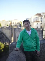 Die Serie mit Jamie Oliver ist ein einziges Abenteuer. In jeder Folge erforscht der Kult-Koch die Küche eines anderen Landes und macht dabei aufregende Entdeckungen. Zunächst lernt er in Marrakesch eine völlig andere Esskultur kennen. In Griechenland fischt er das erste Mal in seinem Leben mit einem Speer. In Andalusien kocht er die größte Paella der Welt und in Frankreich freundet er sich mit einem Trüffelschwein an. Auf seinen Reisen lernt Jamie Oliver zudem eine Reihe anderer Köche kennen, die unter anderem in Cafés, Gasthäusern, loklaen Restaurants und selbst in herkömmlichen Küchen von ganz normalen Leuten ausgezeichnetes Essen zubereiten. Hier ist er in Andalusien.