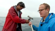 Wildhüter-Azubi Michael (li.) und Haiforscher Ryan (re.) wagen ein Experiment.