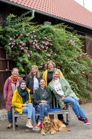 Auf dem Kreuthof in Postau. Vorne, von links: Kathi Mühlbauer, Christine Huber und Anna Pröbstle; hinten, von links: Stephie Bönninger, Christine Baumann und Anja Wolff.