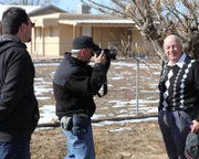 Roswell, NM, USA: Die Crew fotografiert Clifford Stone. (Bildnachweis: National Geographic Channels/ Snake Oil Productions)