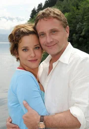 Phillip (Bernhard Schir) hat sich in die Journalistin Jana (Muriel Baumeister) verliebt.