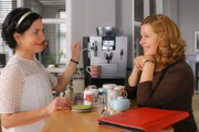 Stockl (Marisa Burger, l.) bekommt eine neue Kaffeemaschine, was auch bei Marie (Karin Thaler, r.) für Verwunderung sorgt.
