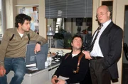 Gino (Luca Zamperoni, l.), Jupp (Uwe Fellensiek, M.) und Haupt (Christoph Quest, r.) besprechen den Mordfall der berühmten Fotoagentin, die in ihrer Agentur ermordet aufgefunden wurde ...