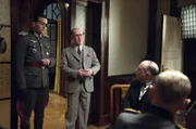 Prof. Sauerbruch (Ulrich Noethen, 2.v.l.) stellt Claus Schenk Graf von Stauffenberg (Pierre Kiwitt, l.) die Mitverschwörer vor, die ein Attentat auf Hitler geplant haben.