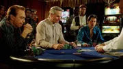 Das Pokerturnier beginnt und (v.l.) Peter Coe (David Cassidy), Trent Aldridge (Scott Hoxby) und Bo Mattinson (Kevin Scott Allen) kämpfen um die Meisterschaft.