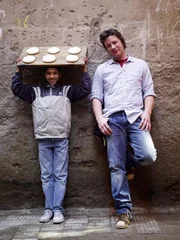 Jamie Oliver (re.) Die Serie mit Jamie Oliver ist ein einziges Abenteuer. In jeder Folge erforscht der Kult-Koch die Küche eines anderen Landes und macht dabei aufregende Entdeckungen. Zunächst lernt er in Marrakesch eine völlig andere Esskultur kennen.