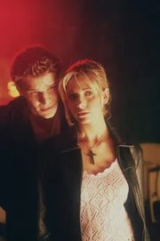 Angel (David Boreanaz, l.) warnt Buffy (Sarah Michelle Gellar, r. ) - denn der Kampf gegen das Böse ist noch lange nicht beendet ...