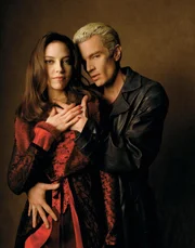 (2. Staffel) - Drusilla (Juliet Landau, l.) und Spike (James Marsters, r.) haben eine ganz besondere Beziehung. Sie hat ihn zu einem Vampir gemacht ...