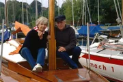 In jeder freien Minute versuchen Hannelore (Maria Sebaldt) und Eberhard (Stephan Orlac)dem Alltag mit ihrem Segelboot zu entfliehen. Leider gelingt das selten.