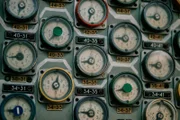 Die Operateure in Tschernobyl müssen die atomare Kettenreaktion in dem gigantischen Reaktorkern von knapp 12 Metern Durchmesser mithilfe von 211 Steuerstäben kontrollieren. Dabei ist ein ständiges manuelles Eingreifen erforderlich.