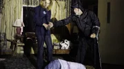 Catherine Willows (Marg Helgenberger) wird attackiert. Darla Kelly (Caryn Mower) liegt am Boden, als Catherine und Dr. Robbins (Robert David Hall, re.) die mysteriöse Krankheit, an der eine Reihe von Menschen in Las Vegas bereits gestorben sind, erforschen.