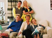 Nikola (Mariele Millowitsch, Mi.) mit ihren Kindern Stephanie (Friederike Grasshoff, vo.re.) und Peter (Eric Benz, vo.li.), sowie den Nachbarn Tim (Oliver Reinhard) und Elke (Jenny Elvers) und dem Hund Oskar.