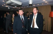 Jupp (Uwe Fellensiek, l.) und Falk (Dirk Martens, r.) ermitteln undercover als Geschäftsmänner.