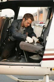 Sorgfältig untersucht Detective Danny Messer (Carmine Giovinazzo) den Hubschrauber. Findet er einen Hinweis auf die Verbrecher?  +++