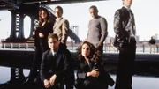 Das CSI-New-York-Team (v.l.): Aiden (Vanessa Ferlito), Messer (Carmine Giovinazzo), Dr. Hawkes (Hill Harper) und Det. Flack (Eddie Cahill). Kniend: Det. Taylor (Gary Sinise) und Bonasera (Melina Kanakaredes).