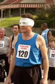 Obwohl sich Hal (Bryan Cranston) die Augen mit einem Feuerlöscher verätzt hat, nimmt er blind am 'Vater-Sohn'-Rennen teil ...