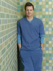 (9. Staffel) - Drew (Michael Mosley) hatte einst sein Studium an einer renommierten Uni-/Krankenhaus-Kombination abgebrochen. Nun, mit 30, hat er eine zweite Chance bekommen, um doch noch Arzt zu werden ...