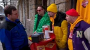 Schmidti freut sich, als seine Aktion für den Kiez super anläuft. Doch dann steht Piet plötzlich mit einem Handwerker und einem angeblichen Wasserschaden auf der Matte. Ab diesem Zeitpunkt jagt für Schmidti eine Hiobsbotschaft die nächste?