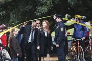 Special Agent Jordan Shaw (Dana Delany, M.) trifft mit ihren Leuten am Tatort ein.