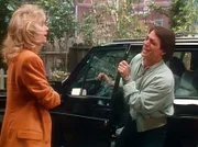 Angela (Judith Light, l.) schenkt Tony (Tony Danza, r.) zum Geburtstag einen neuen Wagen.