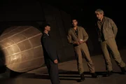 Actors in a pilots general de-brief.