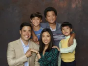 Eine ganz besondere Familie: Louis (Randall Park, l.), Jessica (Constance Wu, M.), Eddie (Hudson Yang, 2.v.r.), Emery (Forrest Wheeler, 2.v.l.) und Evan Huang (Ian Chen, l.) ...