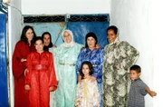 Herzliche Aufnahme für den Überraschungsgast: das österreichische Besatzungskind bei der Familie des marokkanischen Vaters.