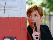 Mit gezückter Waffe beobachtet Detective Wheeler (Julianne Nicholson), wie vier Männer am hellichten Tag eine Schießerei beginnen.