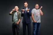 Moderator Kai Pflaume (M.) und die beiden Teamkapitäne Bernhard Hoëcker (l.) und Elton (r.) gehen mit frischem Elan in die nächste Raterunde und werden sich mit Unterstützung prominenter Mitspieler erneut einen Kampf um Punkt und Sieg liefern.