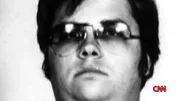 Am 08.12.1980 schoss Mark David Chapman in New York 5 Mal auf John Lennon.