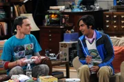 Howard bringt seine neue Freundin Bernadette zum Abendessen zu seinen Freunden Leonard, Sheldon (Jim Parsons, l.) und Raj (Kunal Nayyar, r.) mit. Dabei muss sie am eigenen Leib erfahren, wie verschroben Sheldon ist ..
